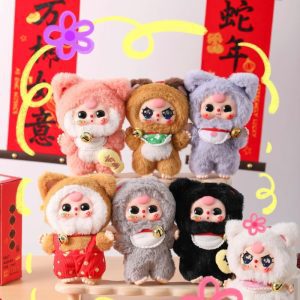 Imagem oficial do produto no atacado da série de pelúcias “Baby Three Billionaire Cat” em caixa surpresa