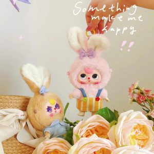 Imagen oficial del producto al por mayor de la serie de peluches «Baby Three Rabbit Macaron Cute Bunny» en caja sorpresa
