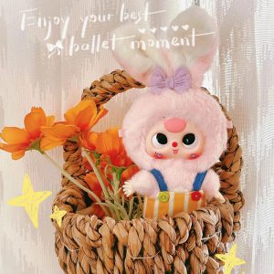 Imagen oficial del producto al por mayor de la serie de peluches «Baby Three Rabbit Macaron Cute Bunny» en caja sorpresa