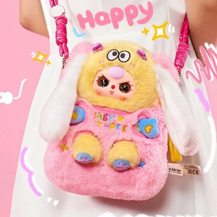 Bonito bolso de peluche Baby Three utilizado como accesorio de viaje